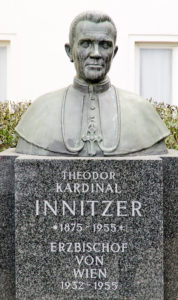 Kardinal_Innitzer_(Kardinal-Innitzer-Platz)_01