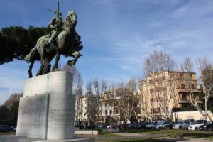 Piazza-Albania-e-il-Monumento-a-Scanderbeg